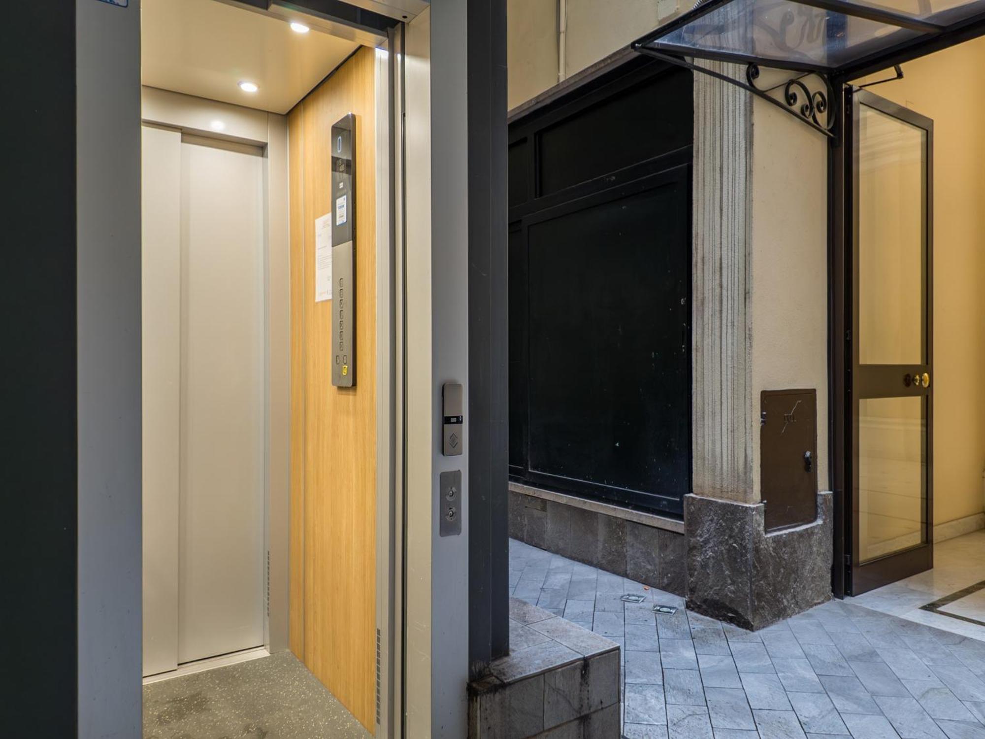 The Rent - One-bedroom Flat In Tritone Area Apartment Rome